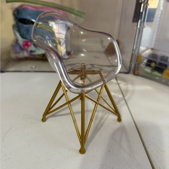 Rainbow High Deluxe Fashion Closet Playset with Doll, Clothes, Shoes and More! - Picture 12 of 12